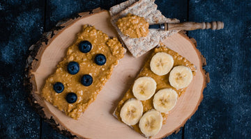 Crackers with peanut butter, bananas and blueberries